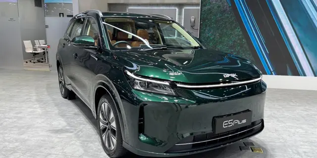 DFSK E5 Plus: Dua Dapur Energi dalam Satu Kendali, Ketika Jalan Tak Lagi Minta Pilihan