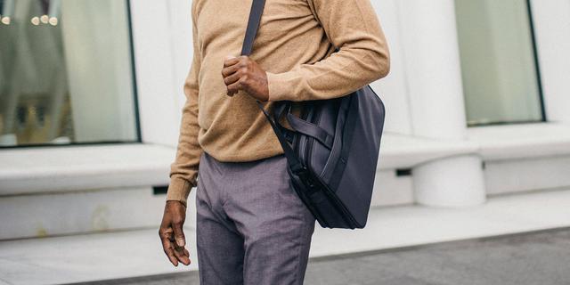 4 Rekomendasi Tas Kantor Pria Stylish, Nyaman Dipakai dan Bikin Penampilan Makin Profesional 9