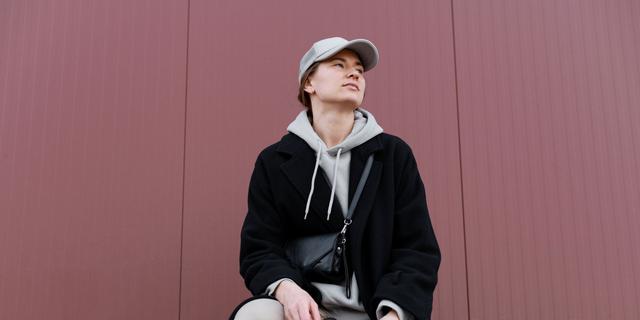 6 Hoodie Cowok yang Simpel tapi Statement, Oversized sampai Polos 5