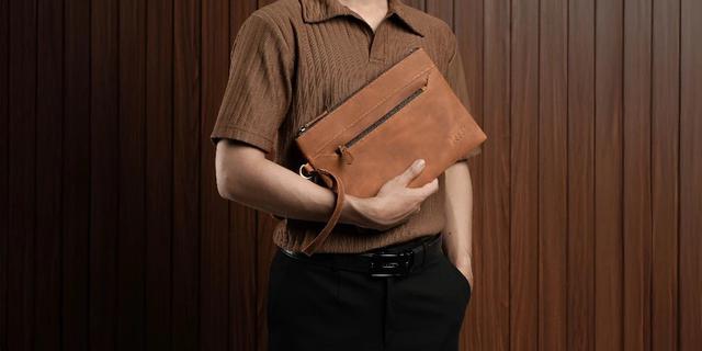 6 Model Clutch Pria untuk Tampil Chic di Momen Natal dan Tahun Baru 8