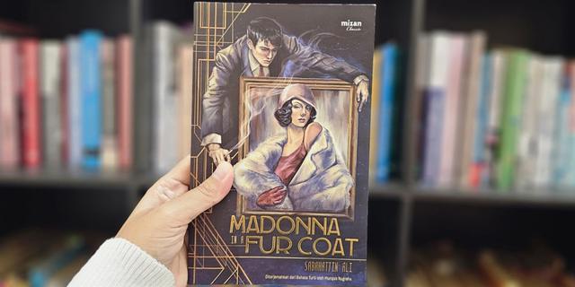 Review Buku Madonna in a Fur Coat 1