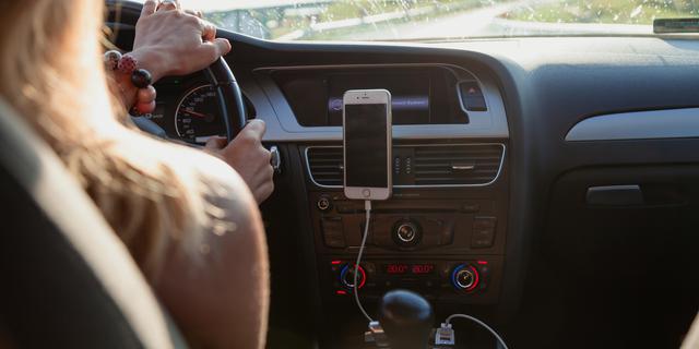 Baterai Aman, Perjalanan Nyaman! Ini 4 Rekomendasi Car Charger Wajib Punya Buat Road Trip 3