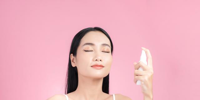 Makeup Tetap On Point dan Tahan Seharian dengan 5 Setting Spray Andalan 9