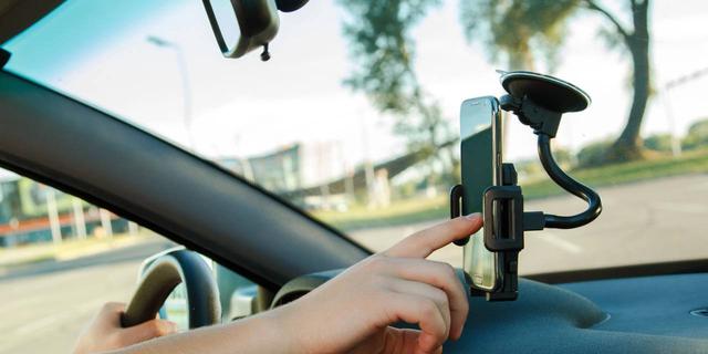 Deretan Holder HP untuk Mobil yang Bikin Konten Road Trip Makin Ciamik! 2