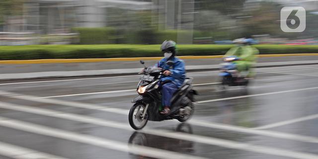 Sering Kehujanan di Jalan? Saatnya Upgrade ke Jas Hujan Setelan yang Lebih Aman dan Tahan Lama 6