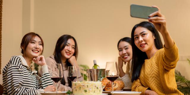 Look Bukber Lebih Manis dan Modis dengan Knit Cardigan Andalan yang Stylish 1