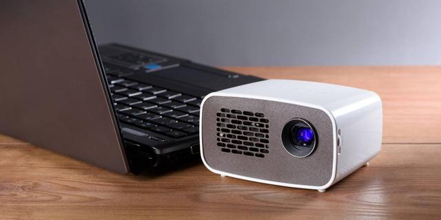 Ngabuburit Makin Seru! Mini Proyektor Ini Bikin Nonton di Rumah Rasa Bioskop 6