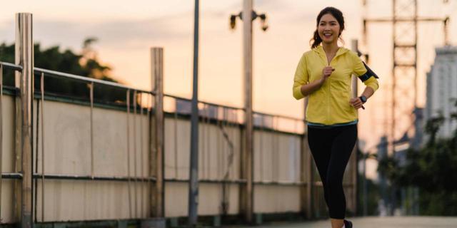 Ramadan Bukan Alasan Mager, Ini Pilihan Jaket Running Wanita Biar Lari Tetap Maksimal 7