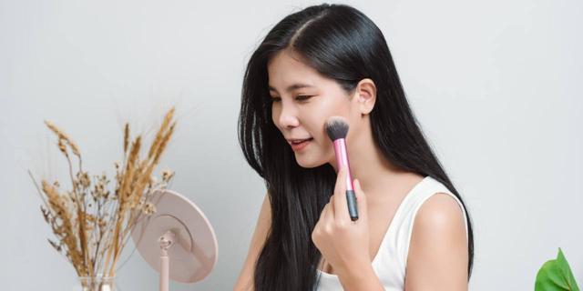 Makeup Auto Flawless Seharian, Ini Rekomendasi Bedak Tabur yang Tahan Lama 4