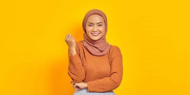 Tampil Modis Tanpa Ribet, Ini Rekomendasi Kaos Oversized Hijab Friendly yang Lagi Hits 2