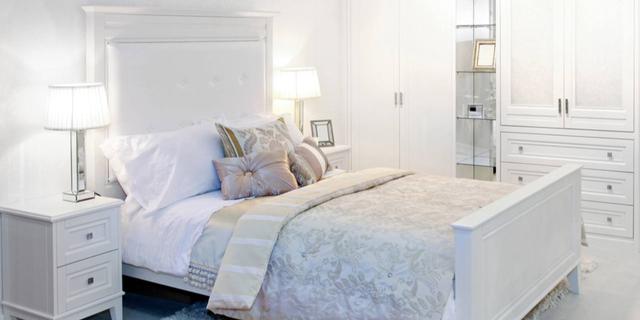 Meja Nakas Minimalis yang Wajib Punya di Kamar, Simpel tapi Bikin Ruangan Terlihat Lebih Estetik 8