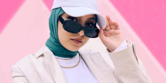 Model Kacamata Hitam untuk Hijaber yang Lagi Tren, Sentuhan Simpel yang Bikin Look Lebih Elegan 6