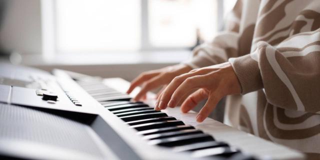 Piano Elektrik Terbaik untuk Pemula: Pilihan Tepat Latihan di Rumah 9