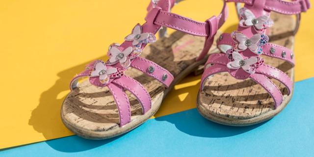 Sepatu Sandal Anak Perempuan Trendy yang Lagi Hits, Rahasia OOTD Si Kecil Tampil Kekinian 8