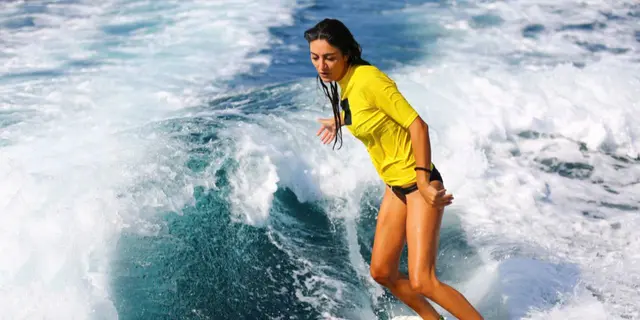 Tak Cuma Stylish, Ini Baju Surfing Wanita Berkualitas yang Nyaman Dipakai Seharian 5