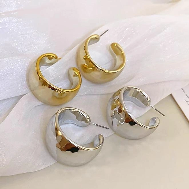 Anting anti-anting, gaya logam temperamen, desain niche, gaya populer baru 2025, anting jilbab modis, gaya keren, serbaguna, dan menawan.