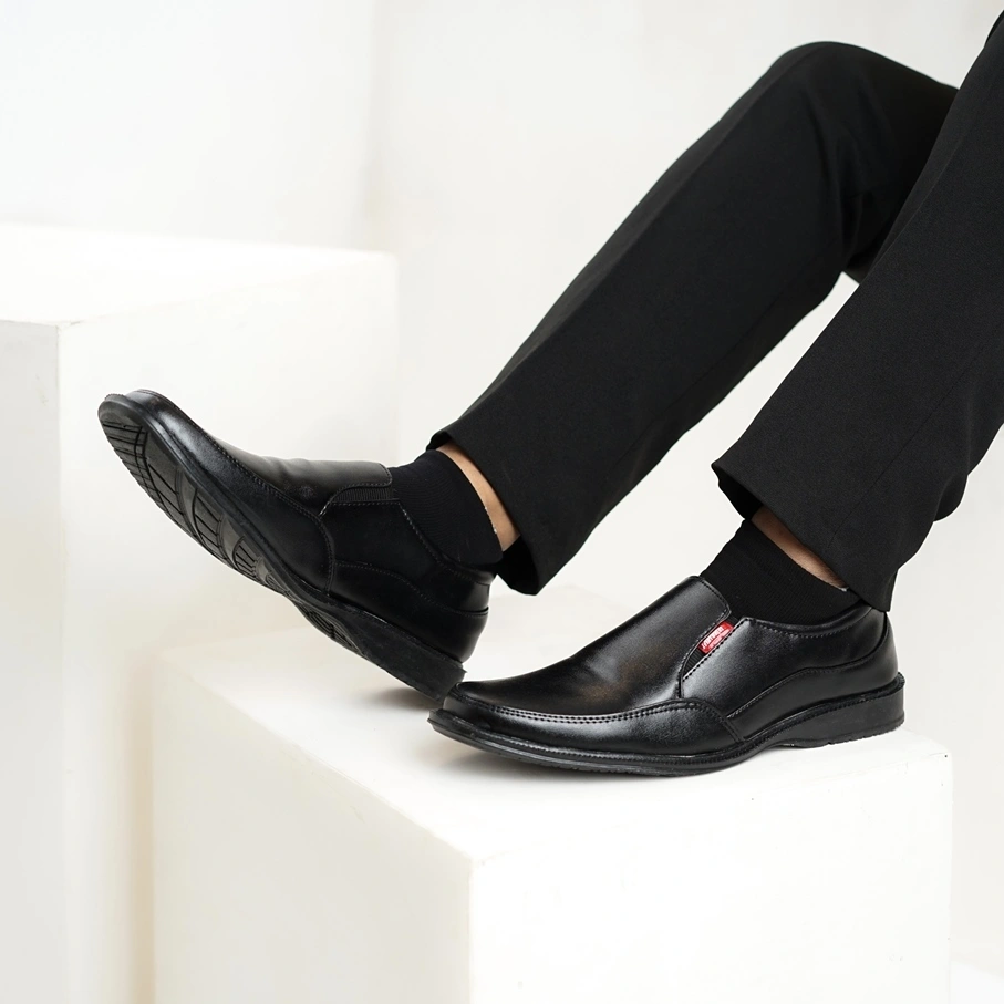 Sepatu Kantor Pria Kulit Desain Elegan Model Slip On Anti Licin