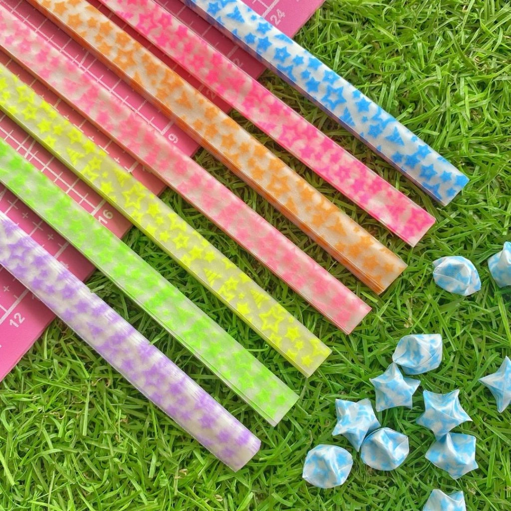 Kertas Bintang Fosfor WARNA RANDOM Origami Glow Star Paper Lipat Motif Warna Warni quilling quiling Papercraft Craft Crafting DIY Handcraft Kerajinan Prakarya Art Color Seni Kesenian Kertakes Perlengkapan Peralatan Stationery Tools Home Stuff Dekor Hiasan