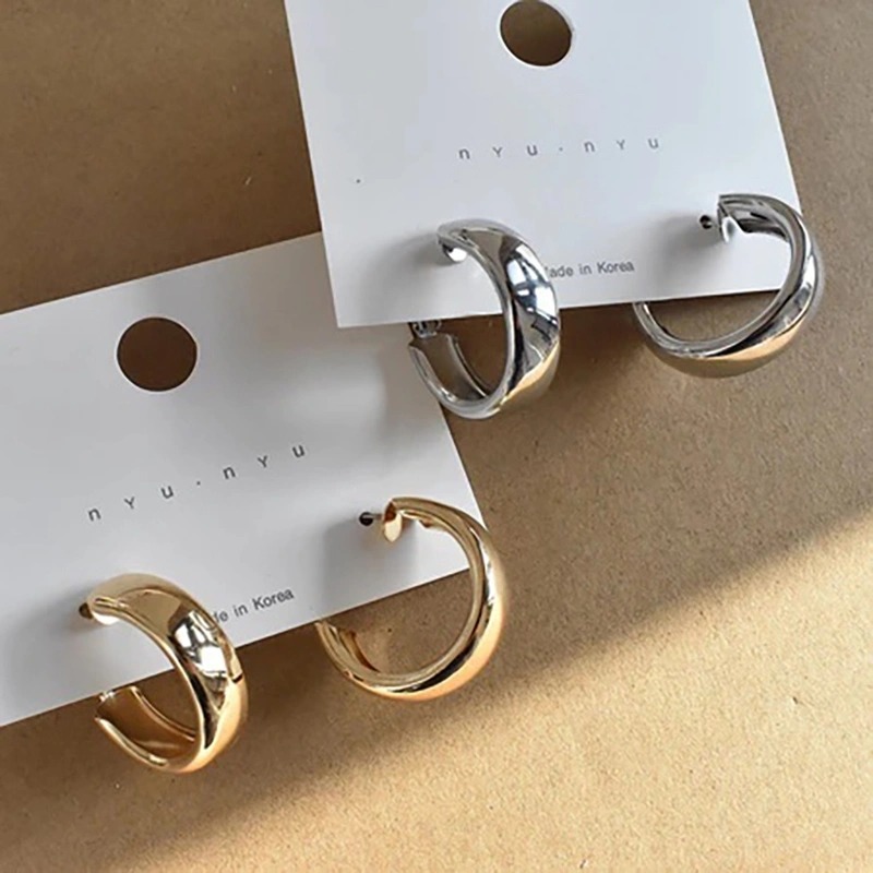 Anting bulan sabit bulat gaya keren, anting temperamen mewah ringan, modis dan serbaguna, anting jilbab wanita baru 2025