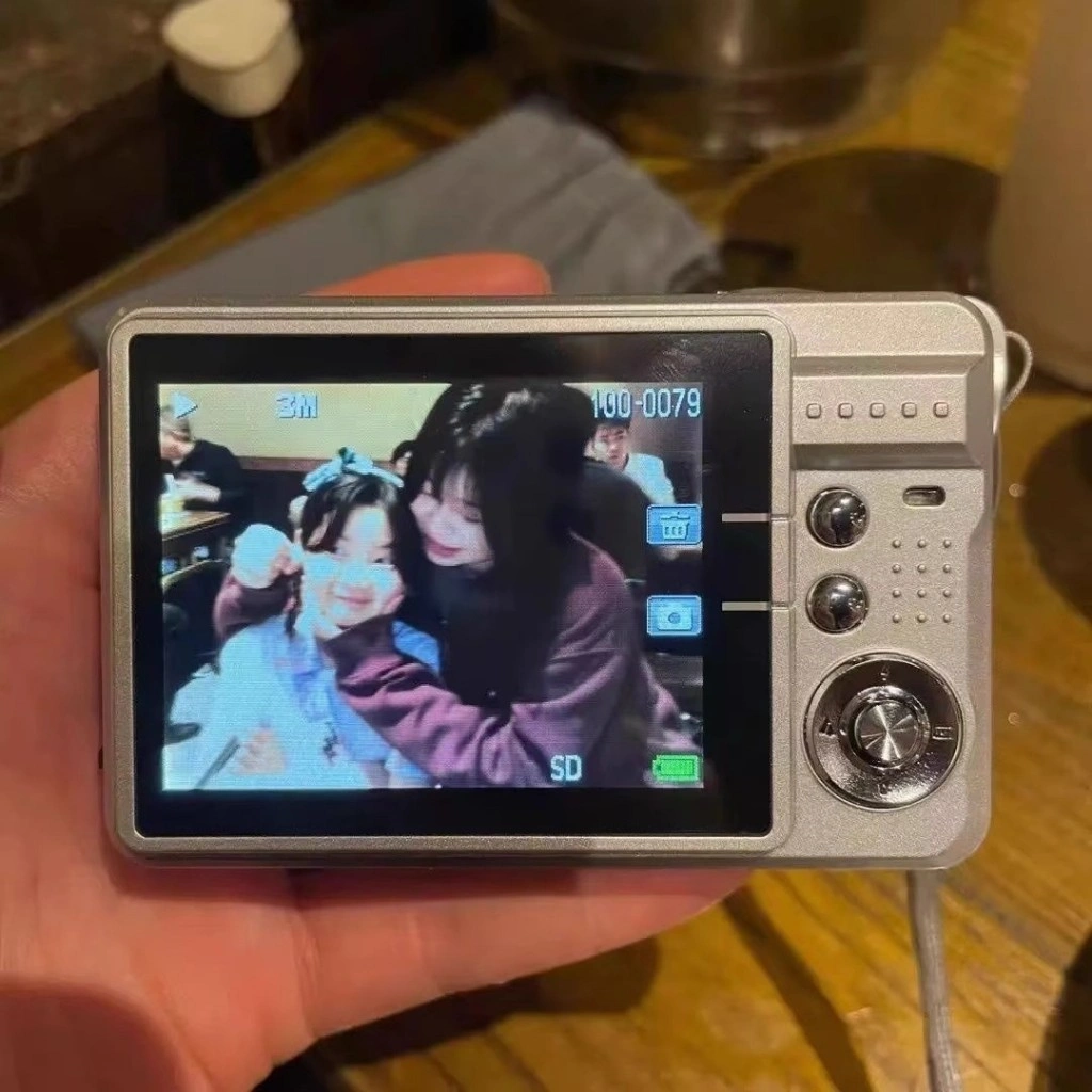 [Gratis! Dapatkan kartu memori 32GB]Kamera Digital Zoom 50MP 16X Layar 2.8 Inci Dengan Fungsi Anti-Getar Dengan lampu Pengisi Kartu Memori 32GBN Cocok Untuk Remaja Blogger Video Pemula Pelajar M08