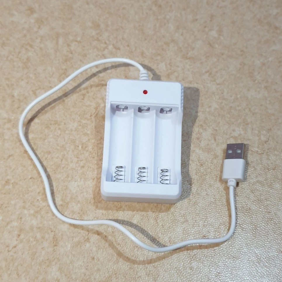 Pengisi daya chas charger USB Universal Output 3 Slot Untuk Baterai AA / AAA mg88