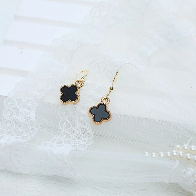 Anting Titanium Anting wanita Anting Semanggi Anti Karat Anti Luntur Anting Clover Anting Bunga Hitam
