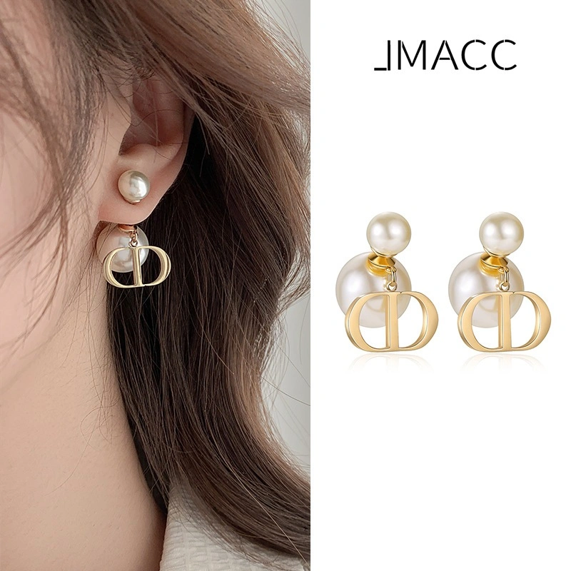 Anting Mutiara DD Delina Simbol Gold Pearl Stud Earrings Korea Style Tindik Wanita Elegan Alloy Paduan Desain Eksklusif Gaya Chic Minimalis untuk Fashion Daily Formal Wedding Look Perhiasan Cantik Model Kekinian Korea Jepang [x]