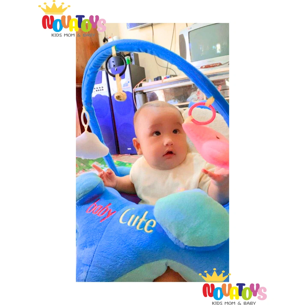 SOFA BAYI UNTUK BELAJAR DUDUK UKURAN JUMBO BISA DI PAKAI DARI USIA 3 BULAN DENGAN BB MAKSIMAL PEMAKAIAN 15KG SUDAH D LENGKAPI MAINAN BONEKA GANTUNG ( EDISI LEBARAN )