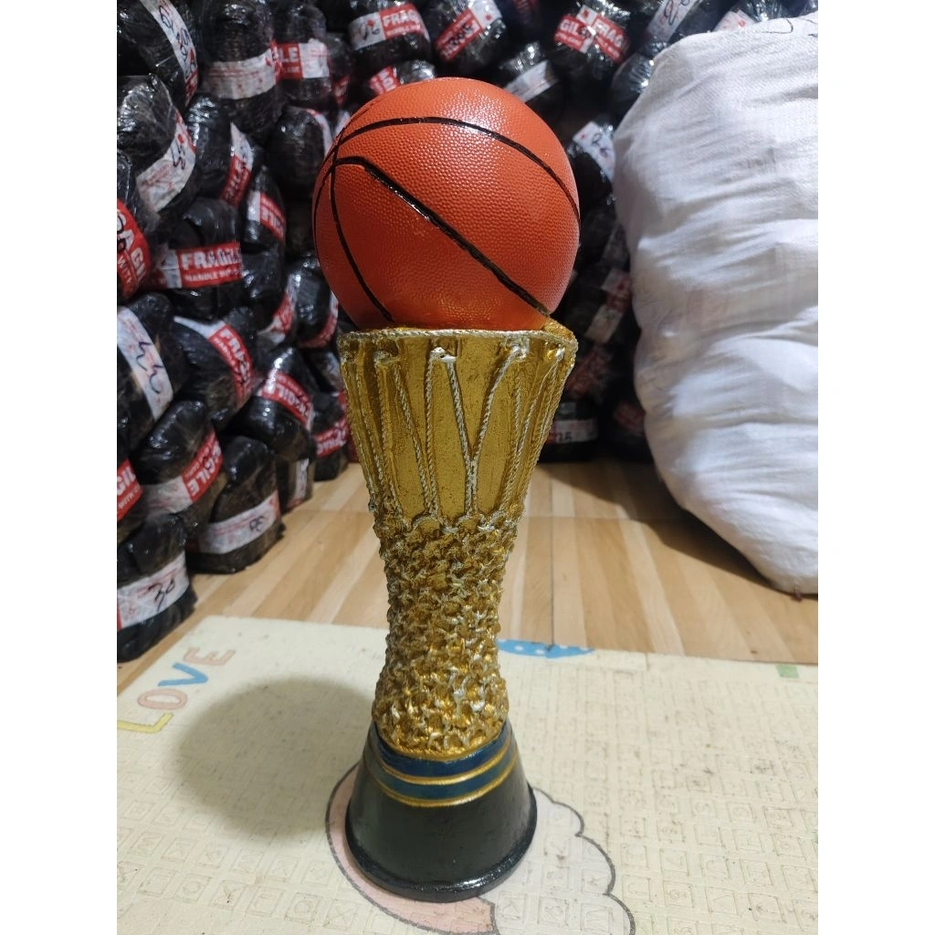piala bola basket. 50cm.gold