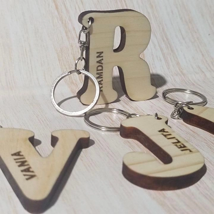 Gantungan Kunci Kayu Huruf Inisial Nama – Custom Nama Laser Unik & Estetik  Bisa Custom Nama | Kado Unik Handmade Cocok untuk Hadiah dan Souvenir Desain Unik, Bisa Tulisan Nama Sendiri