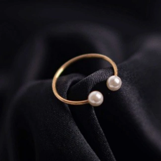 Cincin Mutiara Titanium Lapis Emas dengan Ukuran Fleksibel - Aksesori Elegan untuk Wanita