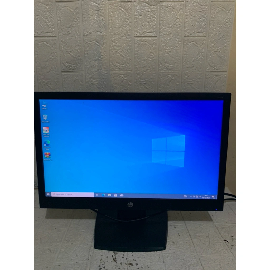 Monitor  Hp 19 inchi Led Kondisi layar sesuai Poto Ada mines Buat CCTV ,Pemakaian pribadi masih aman