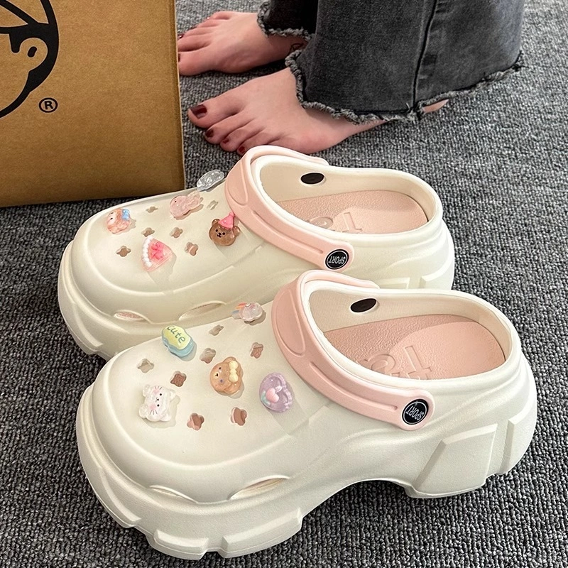 Sepatu Baim Wanita 2026 Pakaian Luar Baru Bersol Tebal Anti-selip Anti-bau Pantai Tepi Laut Sandal Semi-sandal Baotou untuk Wanita