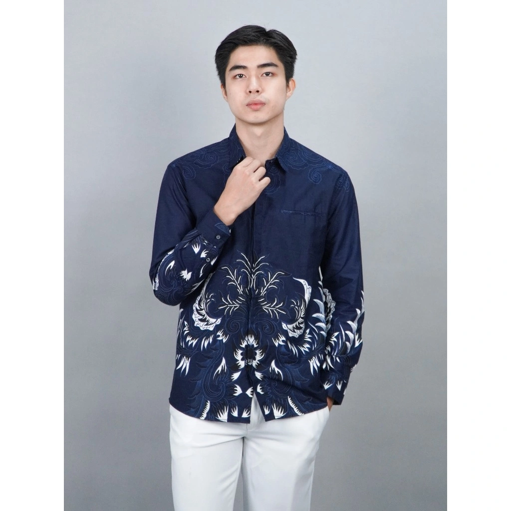 Swipe Up Kemeja Batik Pria Modern Slimfit Katun Lengan Panjang Motif Katsura Navy