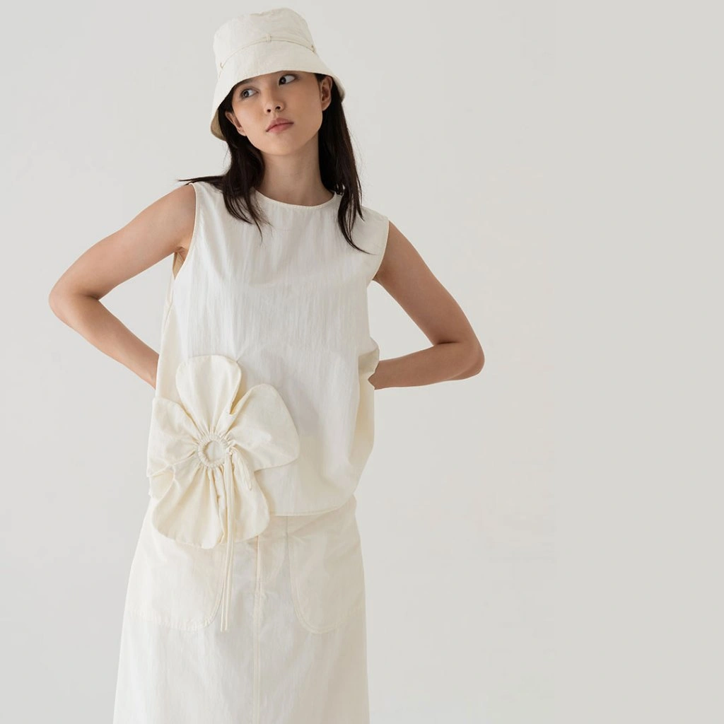 InKano Fressia - Sleeveless atasan wanita dengan details applikasi floral.