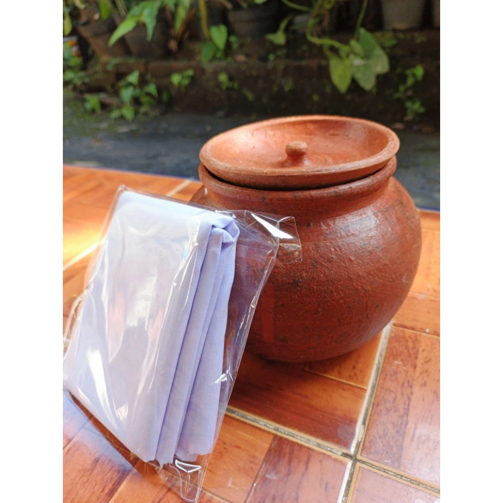 Kendi Kendil Pendil Tempat Ari Ari Bayi Tanah Liat Tradisional ,lengkap dengan kain mori/kaffan 1/2 meter