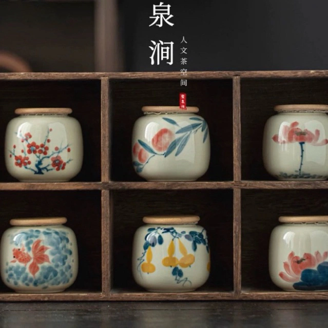 Matcha Powder Tin / Canister Keramik Motif | Tempat Penyimpanan Teh dengan Tutup Kayu & Kain Anti-Lembap | Jepang Zen Bunga Floral Coquette Aesthetic Airtight container