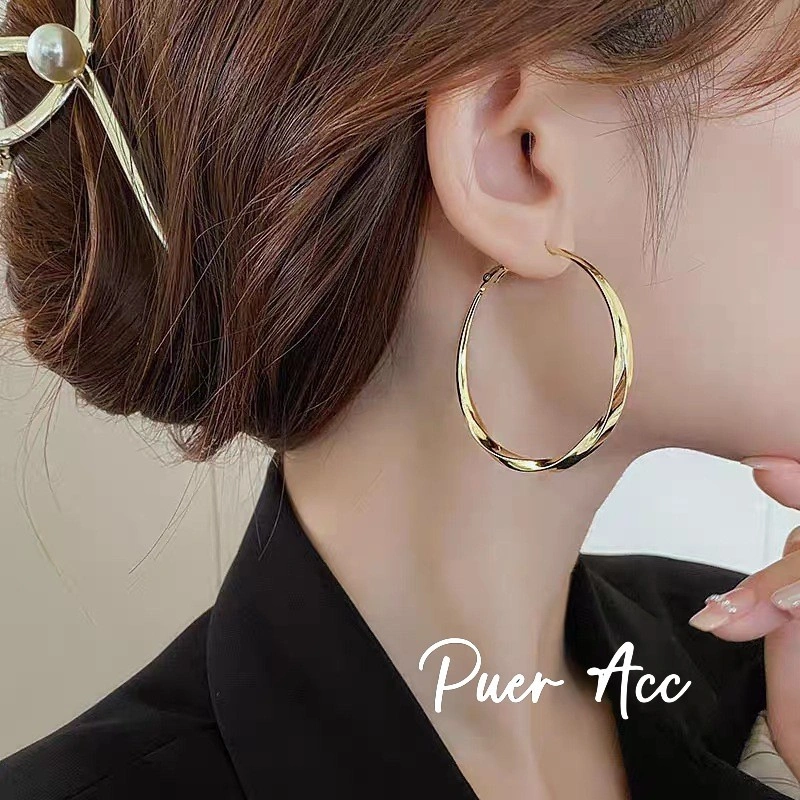 Puer acc Anting Besar Hoop Twist Gaya Hip Hop Edgy Trendy Untuk Wanita Statement Look Kekinian J1211