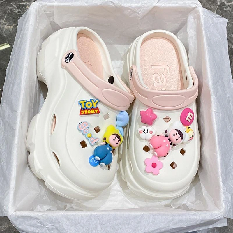 Sandal lubang 5,5 cm dengan sol tebal untuk wanita musim panas baru, anti-selip, tinggi dengan kepala eva, sandal anak-anak dan dewasa, sandal wanita dan gadis untuk musim panas di dalam dan di luar ruangan, sepatu berhuruf kartun.