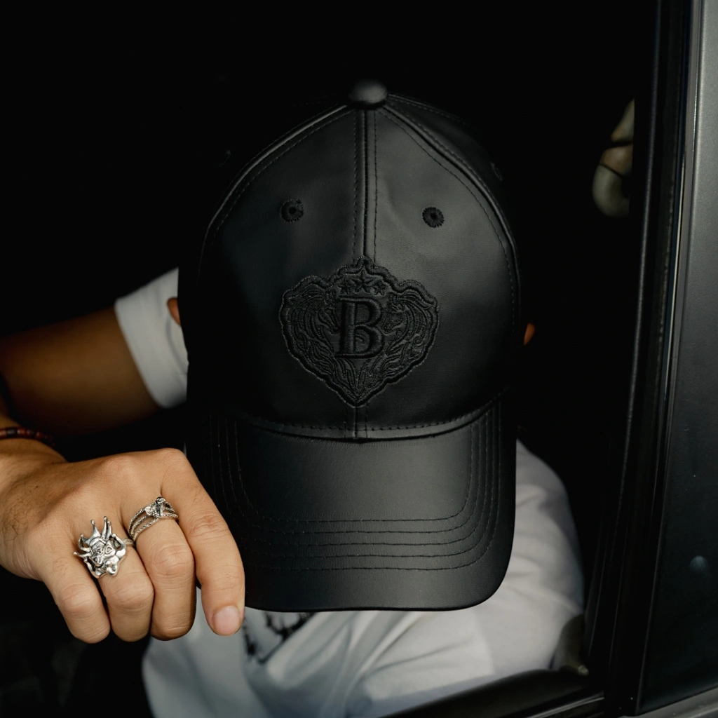 BOZRVK Topi Baseball Kulit Sintetis Pria Hitam - Desain Elegan & Simple, Adjustable, Logo Bordir, Cocok untuk Streetwear dan Casual