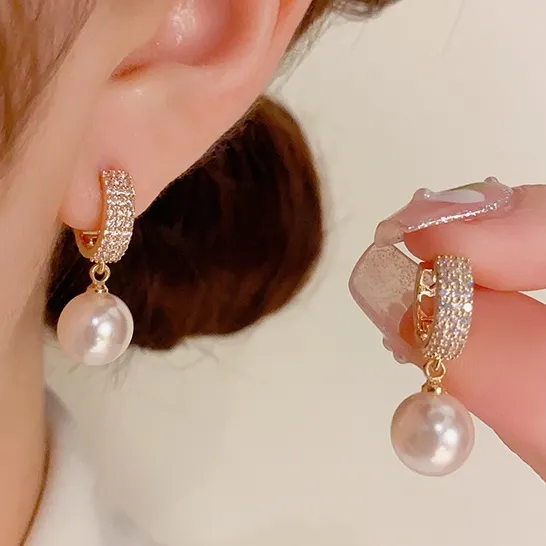 Auravibe Jewelry - S925 Jarum Perak Anting-anting mutiara sederhana dengan desain unik gaya Korea retro, sedikit hiasan batu zirkon, aksesori fashion tingkat tinggi dengan rasa desain yang kurang populer.