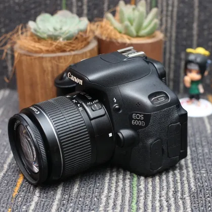 Canon 600D Lensa kit 18-55mm Kamera DSLR - No Vignet -Likenew