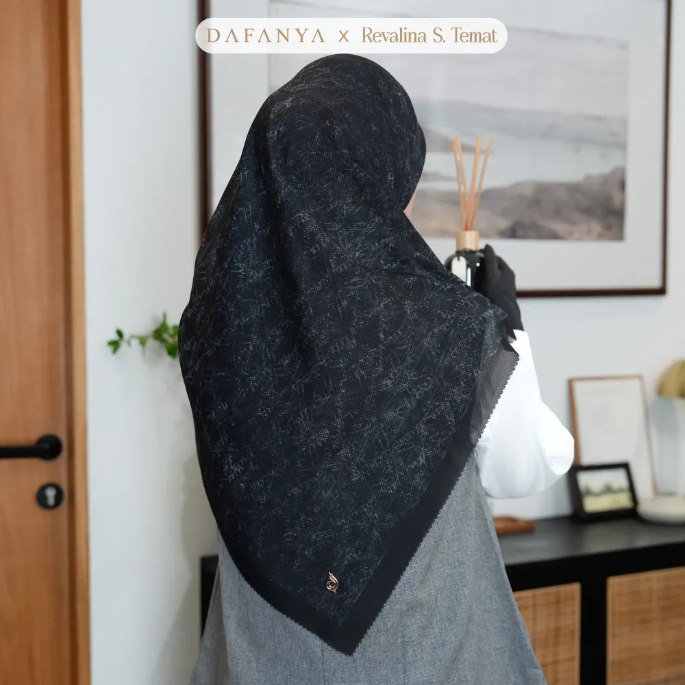 DAFANYA x Revalina S. Temat - Raindra Series Jilbab Motif Abstrak Kerudung Segi Empat Hijab Scarf bahan Voal Laser Cut