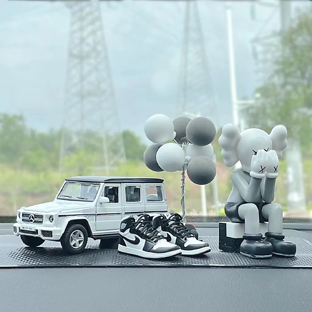 Dashboard Pajangan Aksesoris Mobil Kaws /Car /Shoes/ Bag/ Aksesoris Interior Mobil /Pajangan Bahan Resin/ Interior Car