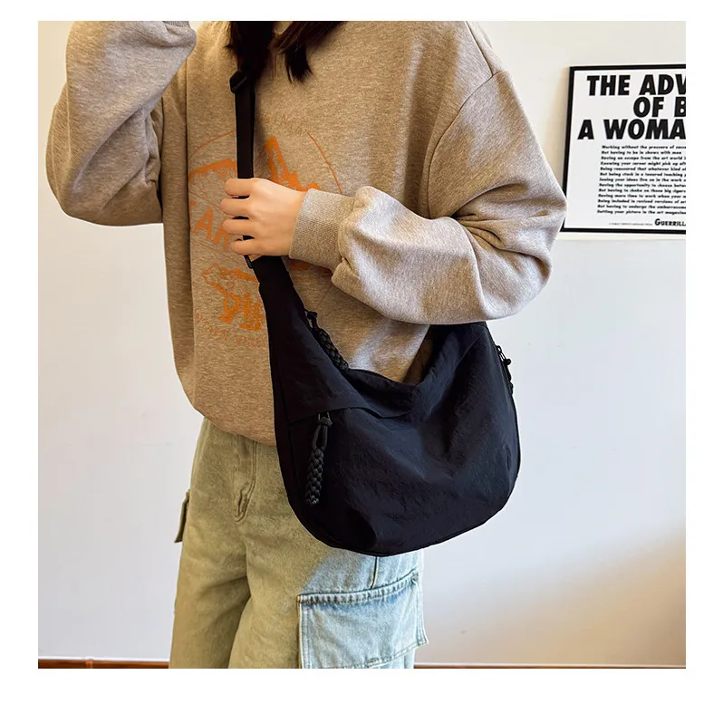 2025 Tas Selempang Nylon Uniseks – Kapasitas Besar, Multi Kompartemen, Desain Minimalis ala Jepang, Ringan & Warna Solid, Bentuk Seperti Pangsit, Cocok untuk Perjalanan/Olahraga/Santai