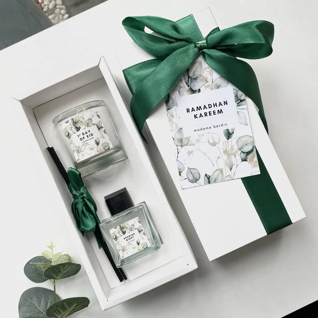 READY Hampers EID MUBBARAK Ramadhan Kareem Eksklusif | Kado Lebaran Premium Lilin Aromaterapi & Reed Diffuser | Hampers Lebaran Elegan – Madame Berdin | Hampers HARI RAYA IDUL FITRI | SCENTED CANDLE REED DIFFUSER SET