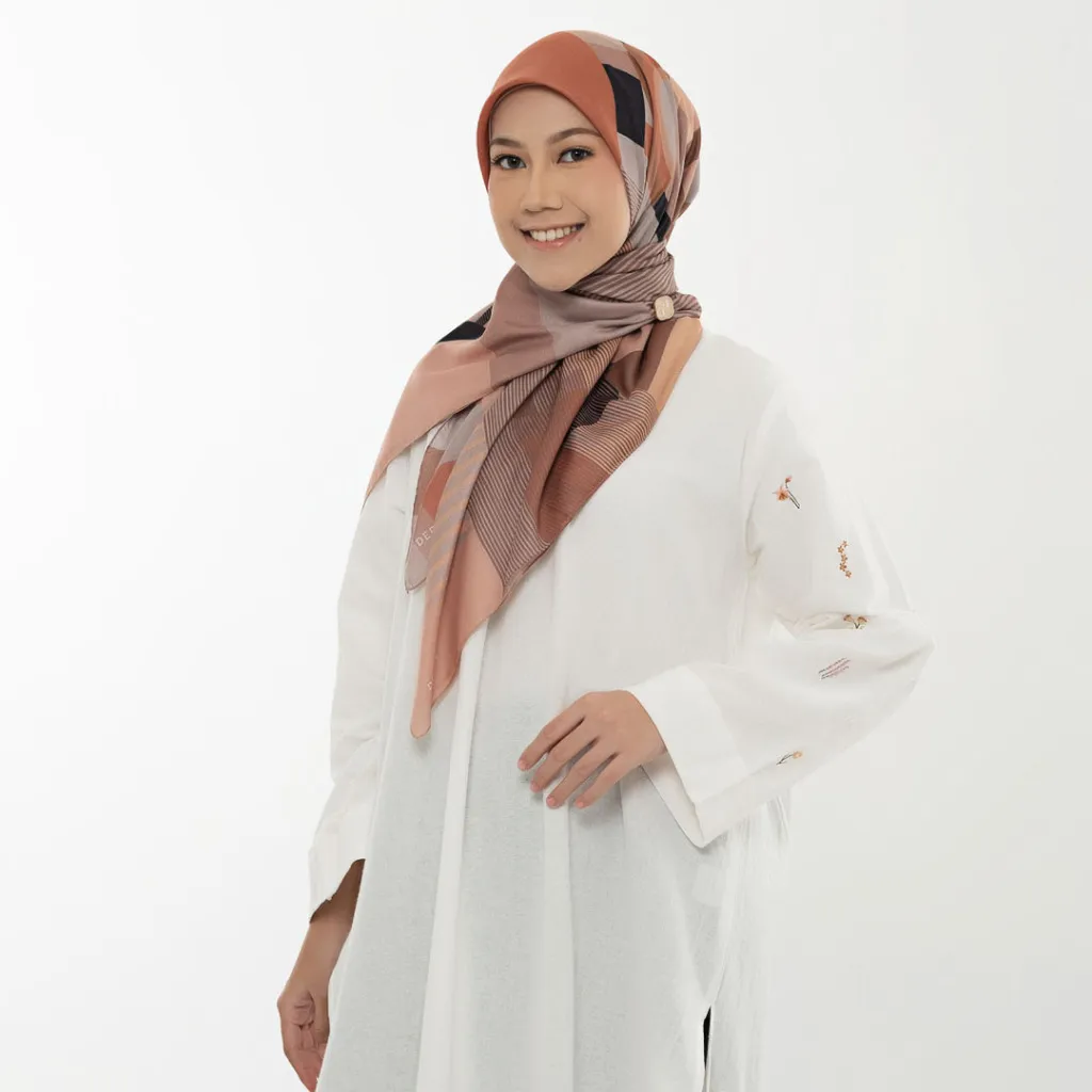 Hijab Motif Segi Empat Deenay Huda Series