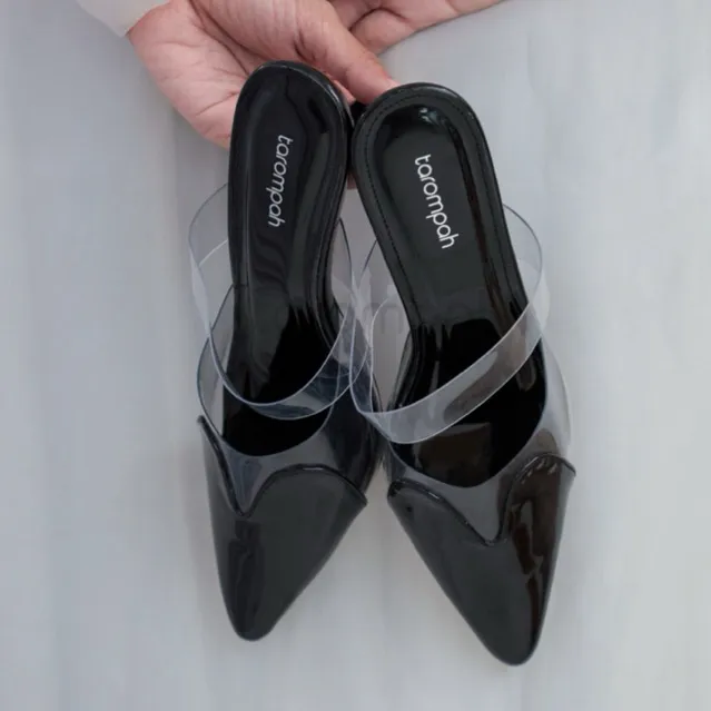 Tarompah Queen Black Heels