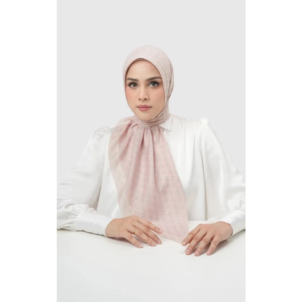 BUTTONSCARVES - Interlock Square - Bubblegum / Hijab Motif Segi Empat