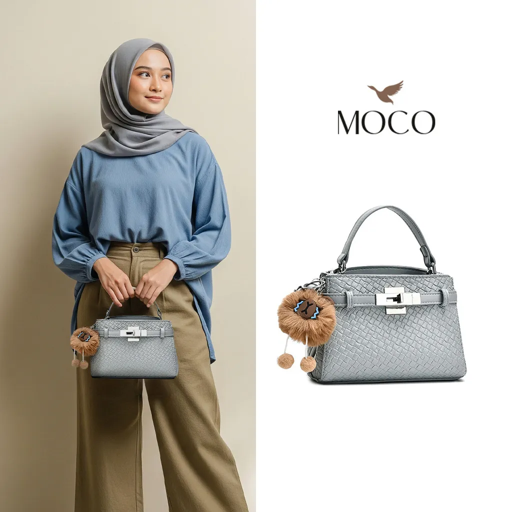 MOCO OFFICIAL - Hazel Bag Fashion Tas Selempang Wanita Cute Sling Bag Korea dengan Bag Charm Keychain Boneka 8809